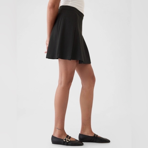 COPY - Gap small pleated mini skirt with pockets - Picture 3 of 16